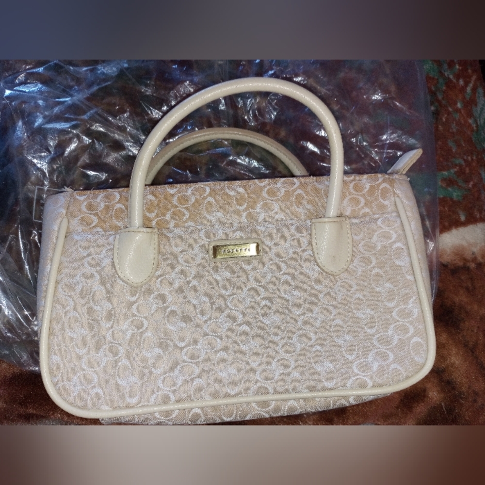 Rosetti hand bag ,detachable key chain, inside zipped pockets.Creme,beige.